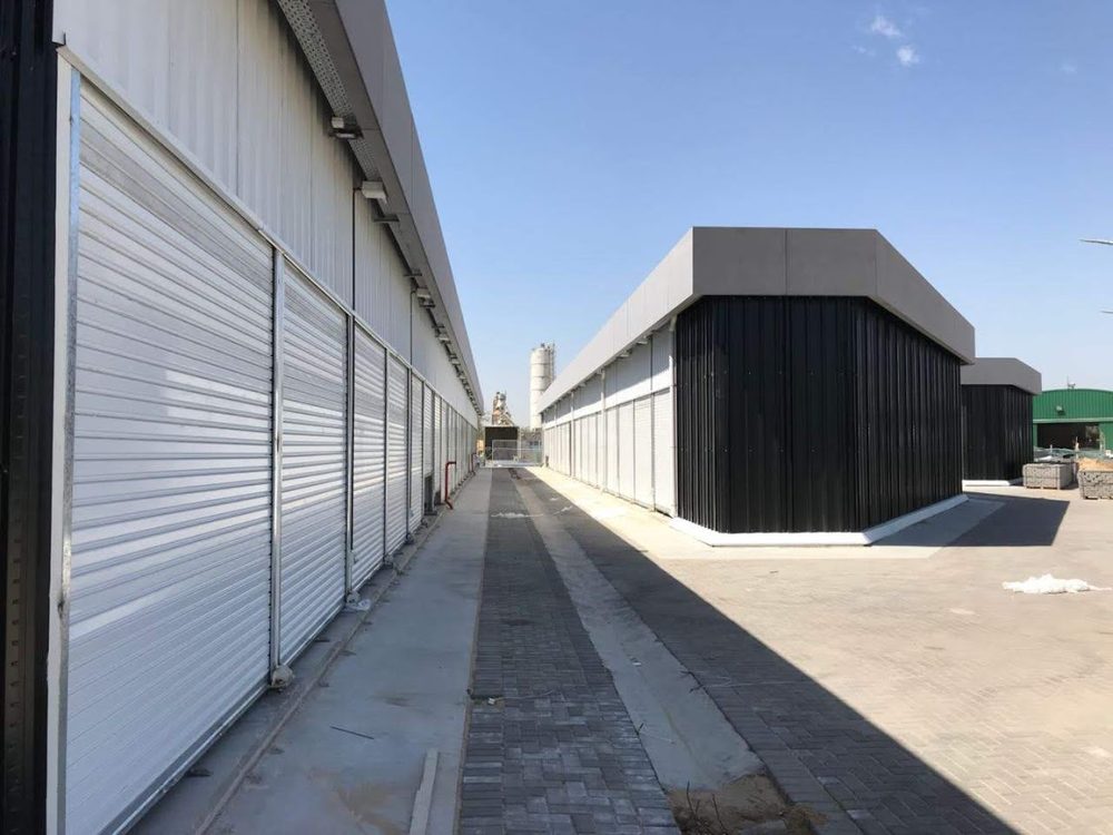 Exterior de la sucursal de Nordelta con las cortinas cerradas