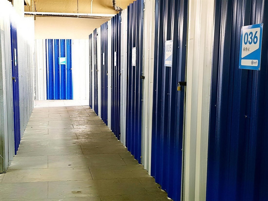 Pasillo de la sucursal de Once, con las puertas numeradas y el candado de cada cliente